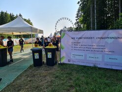 Informationsplakat und gelbe Tonnen